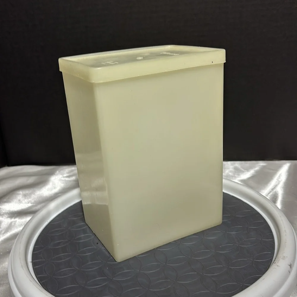 Tupperware 484-4 With Lid 486-1  8 x 4 x 5.5